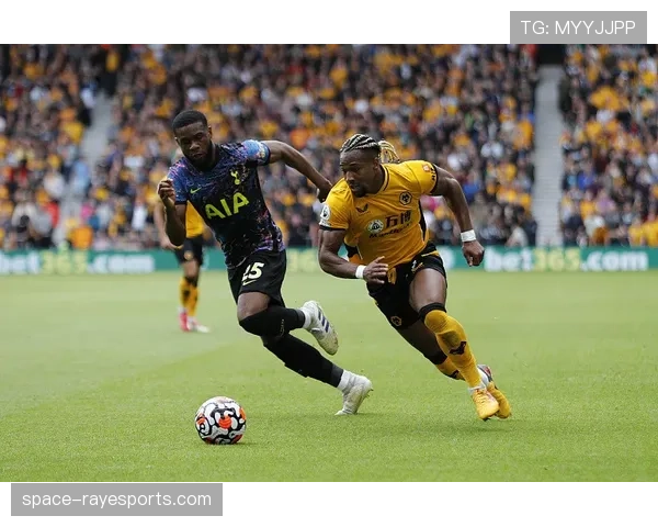 球队动态：热刺在训练基地引入新型GPS背心，用于更精确监测球员训练负荷